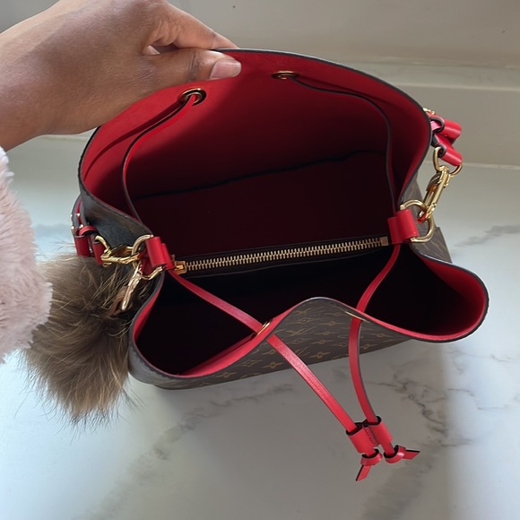 Louis Vuitton NeoNoe Shoulder Bag in Monogram Print with Poppy Red Accents - Picture 4 of 7